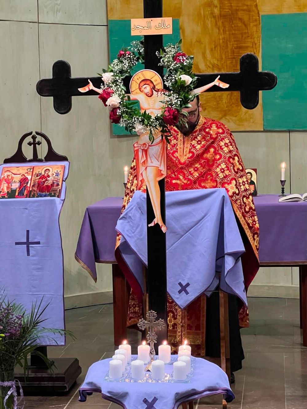 Korset smyckat med blommor i kyrkan